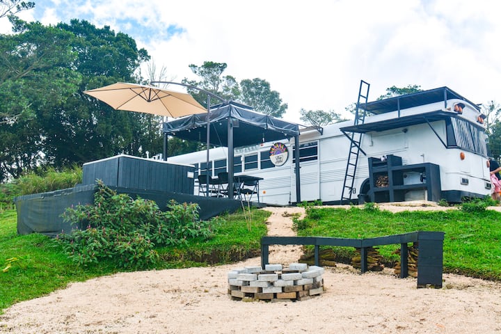 BusHotel Sarchí Trojas con jacuzzi privado y vista a la montaña y ciudad para 4 personas