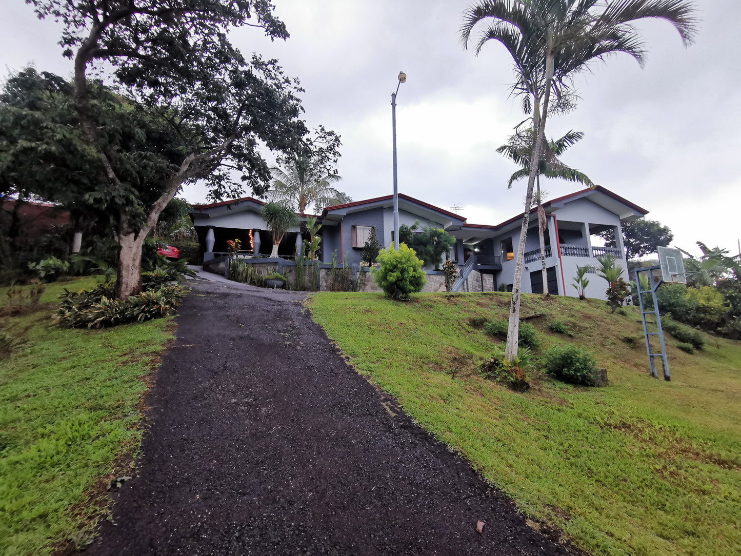 2-9-5 Hermosa Casa con Vista a la Ciudad en La Luisa de Sarchí  - 4200 m2