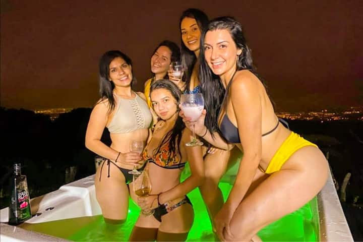 BusHotel Sarchí Trojas con jacuzzi privado y vista a la montaña y ciudad para 4 personas